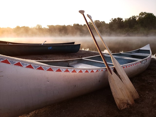 Canoe Paddle vs Kayak Paddle