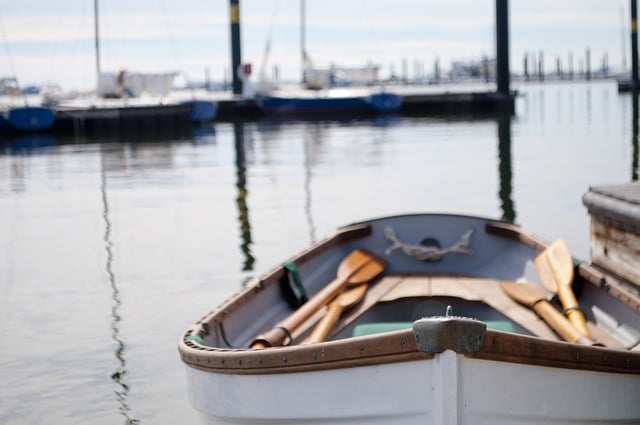 Rowboat vs Canoe