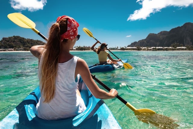 How to Hold Kayaking Paddle