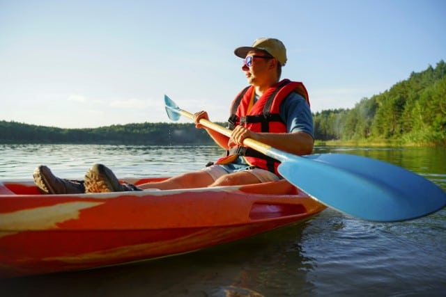 How to Hold a Kayak Paddle the Right Way